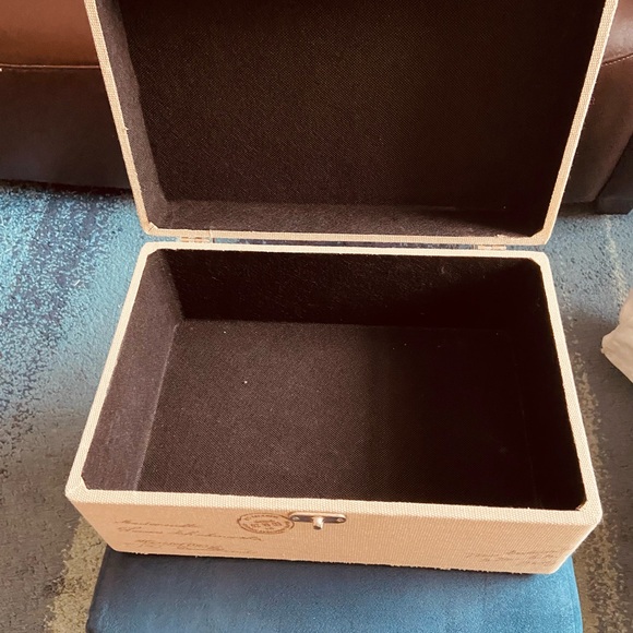 Beautiful White Rectangular Box - Picture 6 of 8